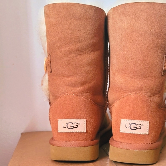 UGG Bailey Button II Beige Boot Size-6 Like New With box - Picture 5 of 10